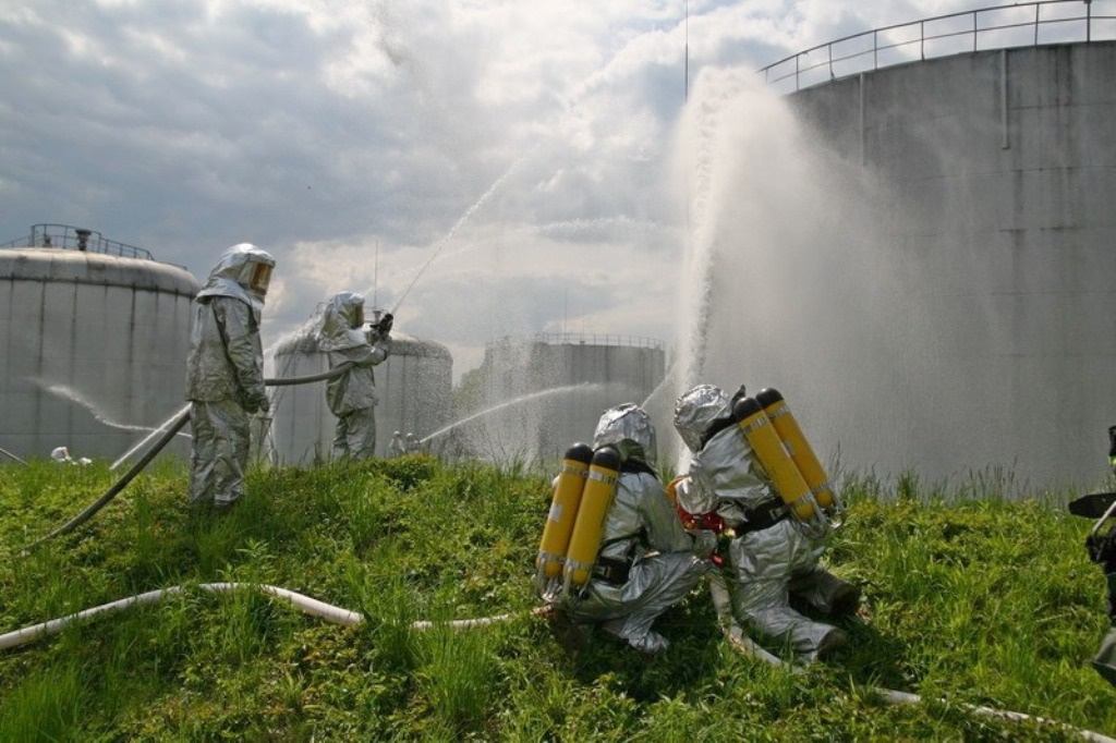 Тернопільські рятувальники тренувались гасити пожежу на нафтобазі