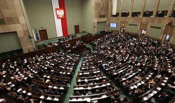 У Польщі владна партія зберегла більшість у Сеймі У Польщі владна партія зберегла більшість у Сеймі