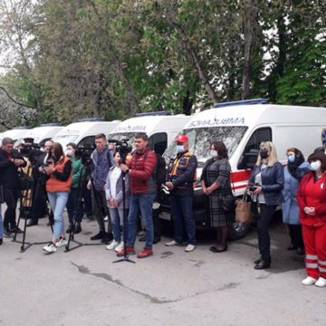Бригадам екстреної медичної допомоги Тернопільщини вручили ключі від 13 нових авто