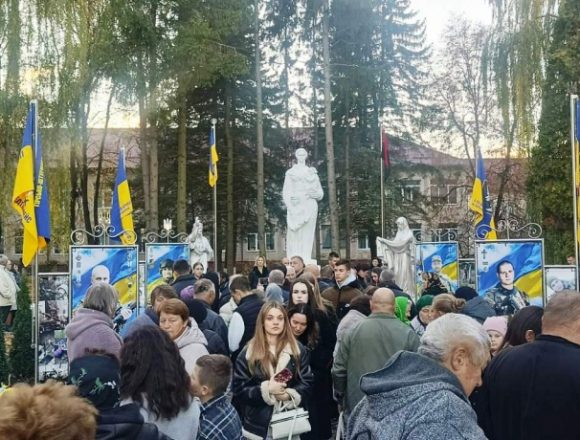 Дорога пам’яті та совісті: в Яблуневі відкрили меморіал Дорога пам’яті та совісті: в Яблуневі відкрили меморіал