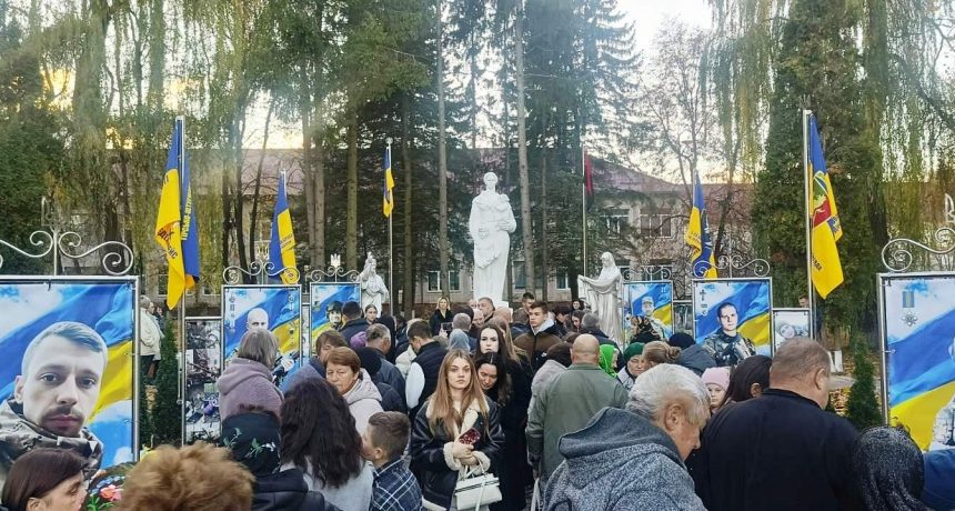 Дорога пам’яті та совісті: в Яблуневі відкрили меморіал Дорога пам’яті та совісті: в Яблуневі відкрили меморіал