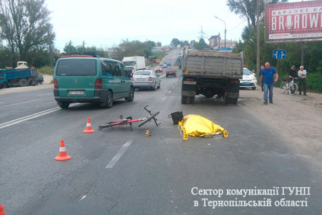 У Тернополі під колесами вантажівки загинула велосипедистка