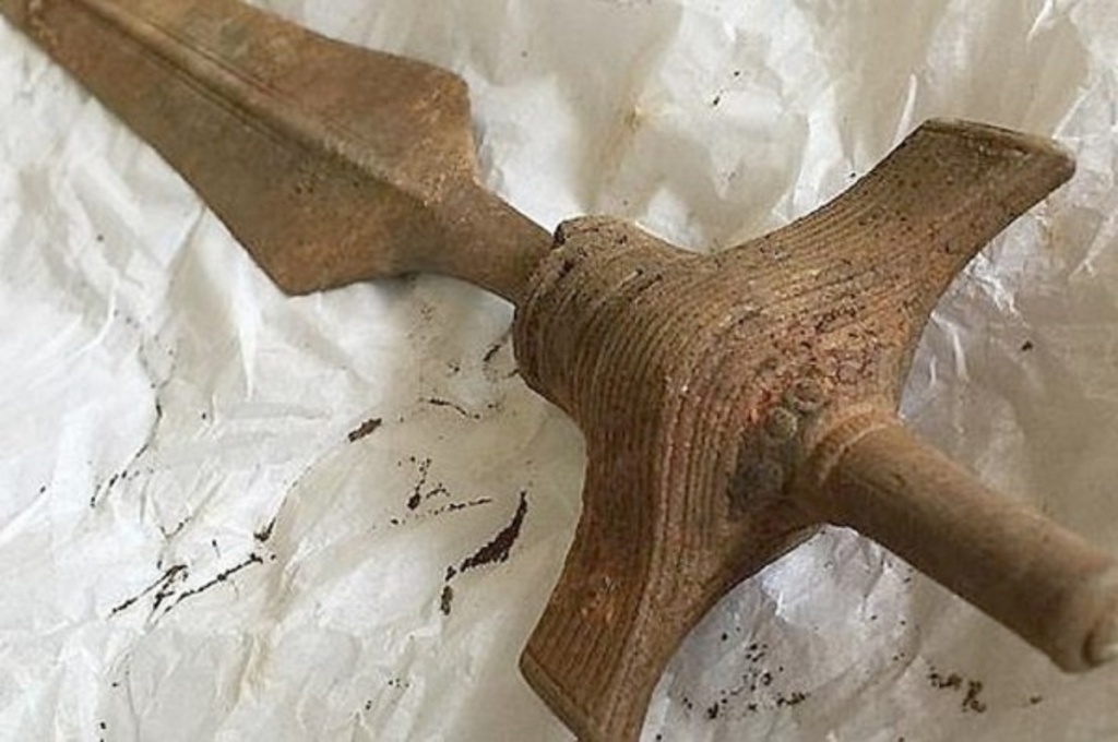У Данії виявили повністю збережений 3000-річний меч бронзового століття