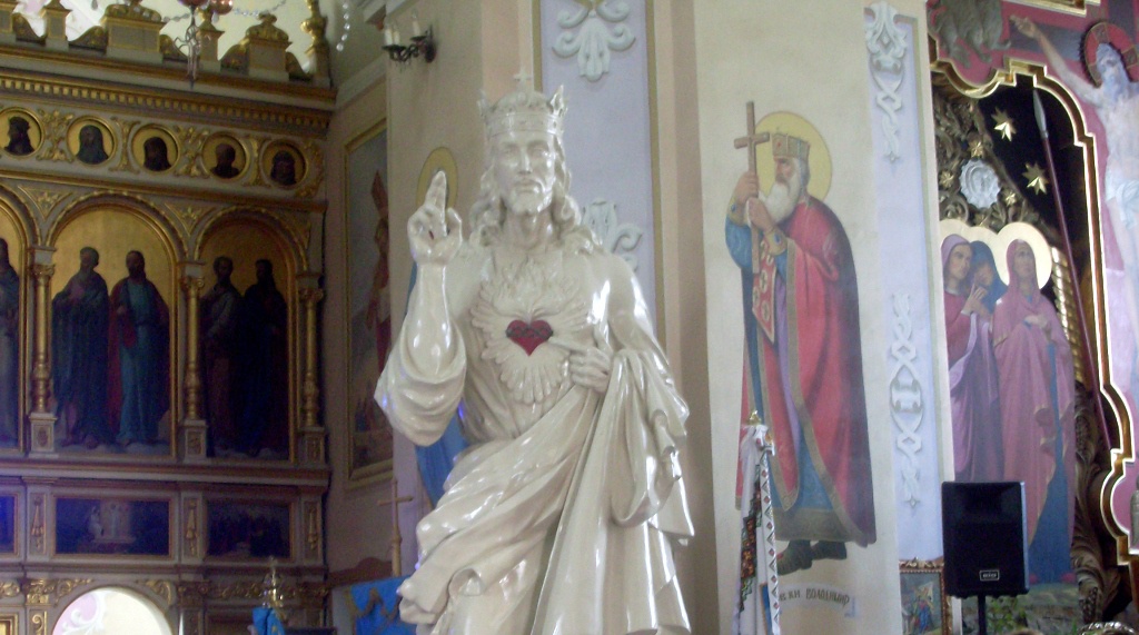У Борщів привезли статую «Подорожуючого Ісуса»