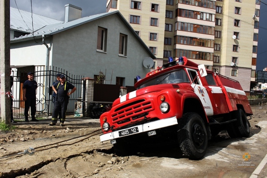 У Тернополі пожежна автоцистерна провалилася в яму на дорозі