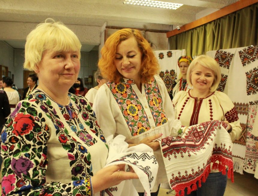 Тернопільщина вишиває рушник до Дня Незалежності Тернопільщина вишиває рушник до Дня Незалежності